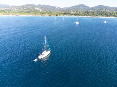 Saint-Tropez Körfezi 'nin mavi suları, yelkenliler, Grimaud Limanı plajları, Port Cogolin evleri, Fransa' nın Provence kentinde yaz tatili