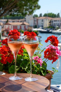 Yaz partisi, Fransız brutunun içilmesi şampanya şampanyası şampanya bardaklarda köpüklü şarap Port Grimaud 'da Saint-Tropez yakınlarında, Fransız Riviera tatili, Var, Fransa