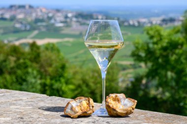 Sancerre Chavignol üzüm bağlarından alınmış beyaz şarap kadehleri ve Sancerre köyü yakınlarındaki çakıl taşı toprağı örneği, Cher, Loire vadisi, Fransa.