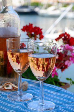 Port Grimaud limanında yat limanında soğuk gül Cote de Provence şarabı, Fransa 'nın Provence şehrinde Fransız Rivierası' nda yaz tatili.