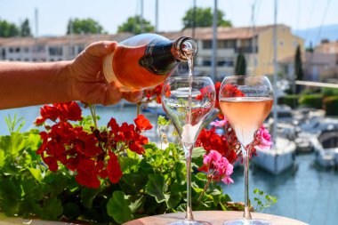 Yaz partisi, Fransız brutunun içilmesi şampanya şampanyası şampanya bardaklarda köpüklü şarap Port Grimaud 'da Saint-Tropez yakınlarında, Fransız Riviera tatili, Var, Fransa