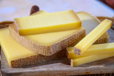 Fransız peyniri kontu, üç çeşit, 1 yıl olgunlaşmış prestij, meyveli meyve aromalı meyve ve Vieille Rezervi yakın plan.