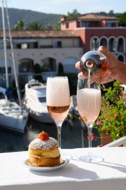 Yaz partisi, Fransız brutunun içilmesi şampanya şampanyası şampanya bardaklarda köpüklü şarap Port Grimaud 'da Saint-Tropez yakınlarında, Fransız Riviera tatili, Var, Fransa