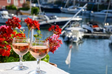 Port Grimaud limanında yat limanında soğuk gül Cote de Provence şarabı, Fransa 'nın Provence şehrinde Fransız Rivierası' nda yaz tatili.