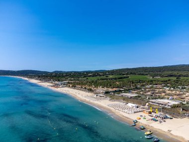 Saint-Tropez yakınlarındaki efsanevi Pampelonne sahilinin berrak mavi suları Fransız Riviera, Fransa, Cote d 'Azur' un beyaz kumlu sahillerinde yaz tatili.