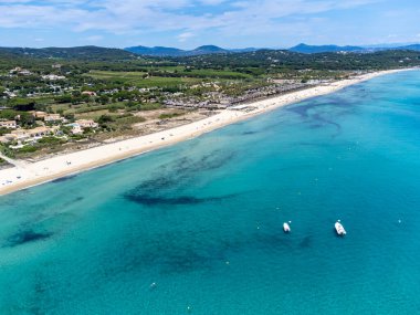 Botlardaki hava manzarası, Saint-Tropez yakınlarındaki efsanevi Pampelonne sahilinin kristal berrak mavi suyu, Fransız Riviera, Var, Fransa 'nın beyaz kumlu plajında yaz tatili