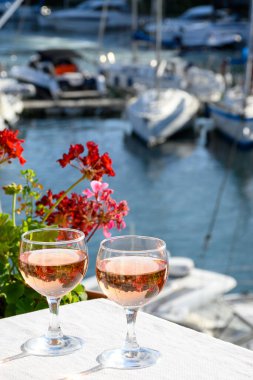 Port Grimaud limanında yat limanında soğuk gül Cote de Provence şarabı, Fransa 'nın Provence şehrinde Fransız Rivierası' nda yaz tatili.