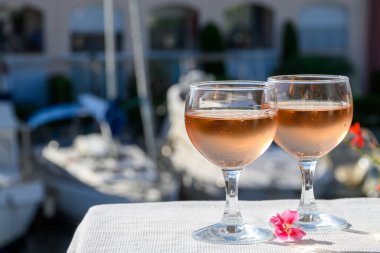 Port Grimaud limanında yat limanında soğuk gül Cote de Provence şarabı, Fransa 'nın Provence şehrinde Fransız Rivierası' nda yaz tatili.