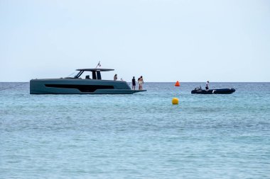 Saint-Tropez yakınlarındaki efsanevi Pampelonne sahilinin berrak mavi suları Fransız Riviera, Fransa, Cote d 'Azur' un beyaz kumlu sahillerinde yaz tatili.