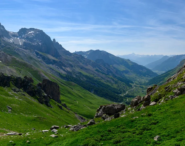 Dağlar ve yeşil alp çayırları Col du Lautaret, Massif des Ecrins, Hautes Alpes, Fransa yakınlarındaki yazlık alanları