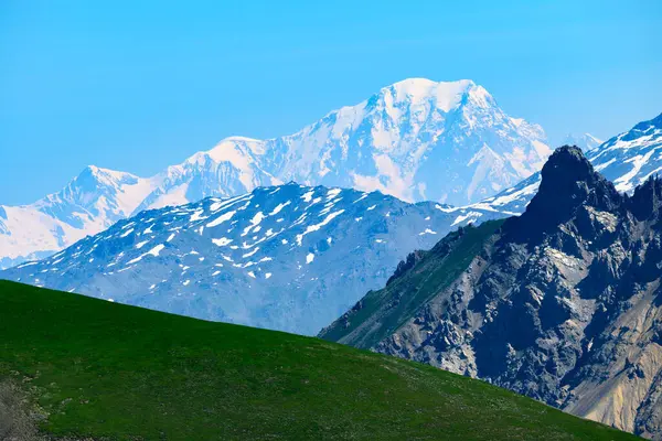 法国上阿尔卑斯山脉阳光明媚的夏日 从卡里比尔山口俯瞰白雪覆盖的阿尔卑斯山和西欧最高峰 — 图库照片