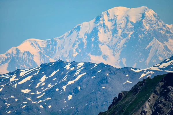 法国上阿尔卑斯山脉阳光明媚的夏日 从卡里比尔山口俯瞰白雪覆盖的阿尔卑斯山和西欧最高峰 — 图库照片