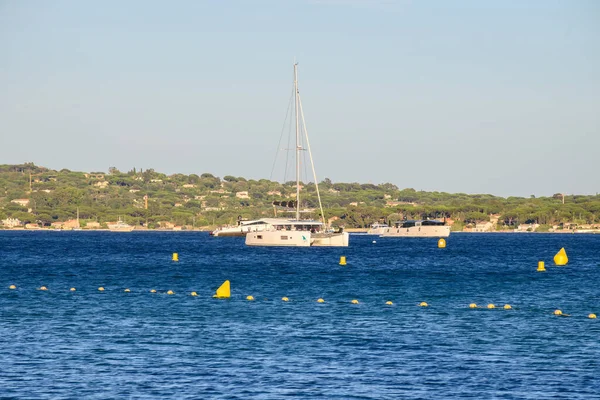 Kilátás Kék Víz Öböl Saint Tropez Vitorlás Hajók Házak Saint — Stock Fotó