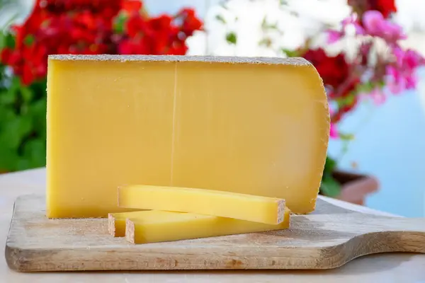 フランスのチーズコート 3品種の成熟したプレステージ フルーティーな風味のフルーティーなフルーティーとビエールリザーブクローズアップ — ストック写真