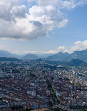 Yazın Grenoble şehrinin merkezindeki Bastille Fortres 'ten dağların etrafındaki eski teleferiğe, Isere, Fransa' ya bakın.