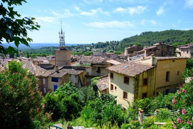 Seyahat yeri, Var, Provence 'de küçük antik bir köy. Üzüm bağları, uçurumlar ve troglodit evleri ile çevrili.