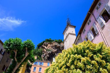 Seyahat yeri, Var, Provence 'de küçük antik bir köy. Üzüm bağları, uçurumlar ve troglodit evleri ile çevrili.