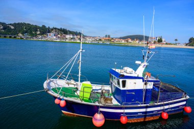 Panoramik manzara, Costa Verde 'de tatil, Asturias' ın yeşil kıyısı, Ribadesella köyü, İspanya 'nın kuzeyindeki kumlu plajlar..