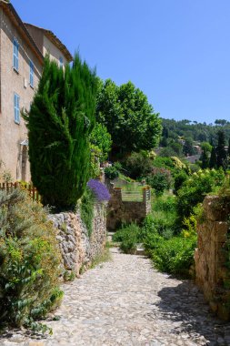 Seyahat yeri, Var, Provence 'de küçük antik bir köy. Üzüm bağları, uçurumlar ve troglodit evleri ile çevrili.