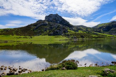 Lagos de Covadonga Dağı ve yeşil çayır, Picos de Europa Dağları, Asturias, İspanya 'nın kuzeyi
