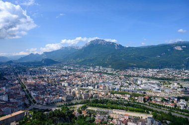 Yazın Grenoble şehrinin merkezindeki Bastille Fortres 'ten dağların etrafındaki eski teleferiğe, Isere, Fransa' ya bakın.