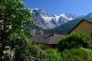 La Grave, Fransa 'nın güneydoğusundaki Hautes-Alpes kasabası Fransız Alpleri' nde dağ zirvesi La Meije 'nin hakim olduğu ekstrem kayakçılar için küçük bir kayak merkezi.