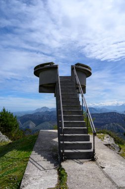 İspanya 'nın kuzeyindeki Asturias' ta arabayla dağ manzaralı yerlere giderken, Picos de Europa dağ sırasını görür