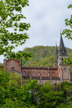 Santa Maria la Real de Covadonga, Asturias, İspanya 'nın kuzeyinde yaz manzarası