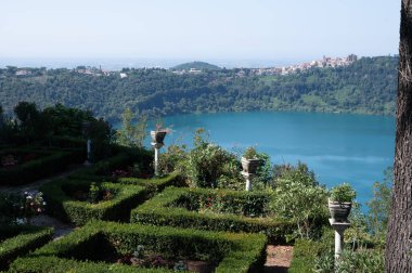 Küçük tarihi kasaba Nemi, volkanik krater gölü manzaralı yeşil Alban tepeleri manzaralı Nemi, Castelli Romani, İtalya yazın Roma yakınlarındaki