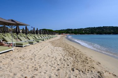 Saint-Tropez yakınlarındaki efsanevi Pampelonne sahilinin berrak mavi suları Fransız Riviera, Fransa, Cote d 'Azur' un beyaz kumlu sahillerinde yaz tatili.