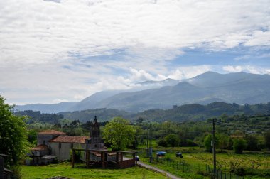 İspanya 'nın kuzeyindeki Asturias' ta arabayla seyahat ediyor. Köy manzarası, evler, Villaviciosa yakınlarındaki bahçeler.