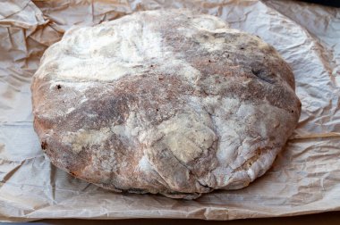 Taze pişmiş büyük ekşi mayalı geleneksel İtalyan ekmeği zeytin ağacı fırınında.