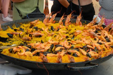 Fransa 'da sokak yemekleri, taze rengarenk paella pilav ve deniz ürünleri sokak pazarında yenmeye hazır.