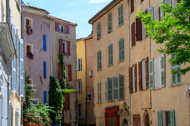 Seyahat yeri, Var, Provence 'de küçük antik bir köy. Üzüm bağları, uçurumlar ve troglodit evleri ile çevrili.