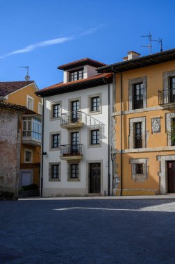 Asturias 'ın Yeşil Sahili' nde tatil, İspanya 'nın kuzeyinde eski limanı olan Llanes turistik şehri manzarası..