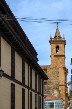 Asturias Prensliği, Oviedo, İspanya 'nın başkentinde eski sokaklarda yürüyorum..