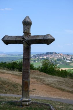 Fransa 'nın Cher departmanındaki ortaçağ tepe kasabası Sancerre Chavignol adresli Sancerre Vadisi' ne bakan beyaz şarap bağlarıyla ünlü Sancerre ve Sancerre manzarası