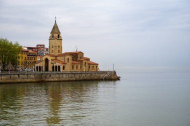 Gijon, Asturias, İspanya 'da San Pedro Kilisesi ve deniz kenarı gezisi