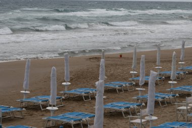 Ortaçağ 'ın küçük turistik kıyı kasabası Sperlonga' nın kumlu sahillerinde fırtına ve yaz tatillerinde gündoğumunda Latin, İtalya 'da deniz kıyıları