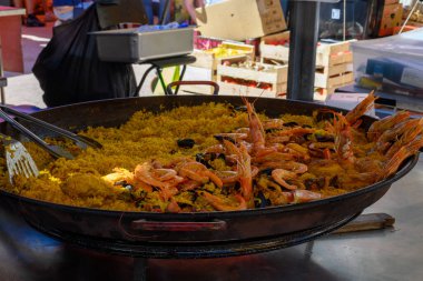 Fransa 'da sokak yemekleri, taze rengarenk paella pilav ve deniz ürünleri sokak pazarında yenmeye hazır.