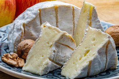 Fransız peyniri, orijinal Camembert de Normandie peyniri, beyaz küfle kaplayın.