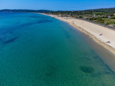 Saint-Tropez yakınlarındaki efsanevi Pampelonne sahilinin berrak mavi suları Fransız Riviera, Fransa, Cote d 'Azur' un beyaz kumlu sahillerinde yaz tatili.