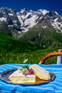 Peynir koleksiyonu, Fransız reblochon de savoie gratin inek sütlü peyniri açık havada servis edilir yeşil çayırlar ve Fransız Als dağlarının karlı tepeleri