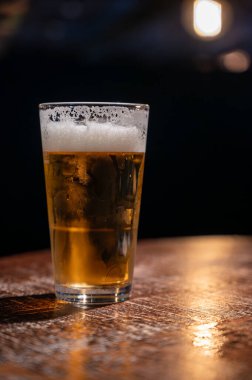 Eski İngiliz barında servis edilen soğuk taze İngiliz birası ve lager birası.