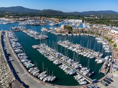 Saint-Tropez Körfezi 'nin mavi suları, tekneler, Port Grimaud ve Cogolin' deki evler, Akdeniz 'deki yatlı köyler, Provence, Fransa' da yaz tatili.