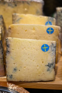 Kabrallar, İspanya 'nın Asturias kentindeki kırsal süt çiftçileri tarafından pastörize edilmemiş ineklerden yapılan mavi peynirler veya arka planda Picos de Europa dağları ile keçi ya da koyun sütüyle harmanlanmış sütler.