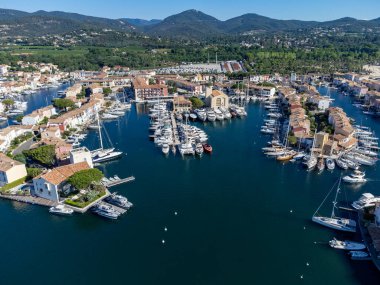 Saint-Tropez Körfezi 'nin mavi suları, tekneler, Port Grimaud ve Cogolin' deki evler, Akdeniz 'deki yatlı köyler, Provence, Fransa' da yaz tatili.