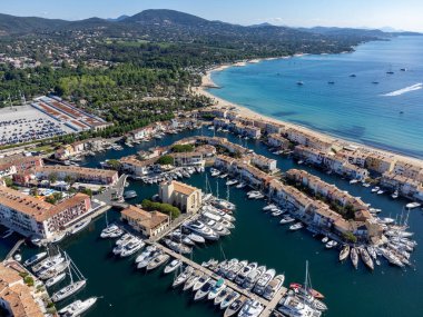 Saint-Tropez Körfezi 'nin mavi suları, tekneler, Port Grimaud ve Cogolin' deki evler, Akdeniz 'deki yatlı köyler, Provence, Fransa' da yaz tatili.