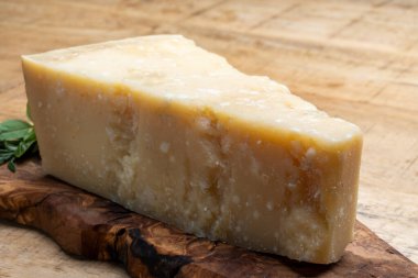 Peynir koleksiyonu, sert olgunlaşmış sarı İtalyan peyniri parmesan ya da Parmegiano reggiano yakın plan.