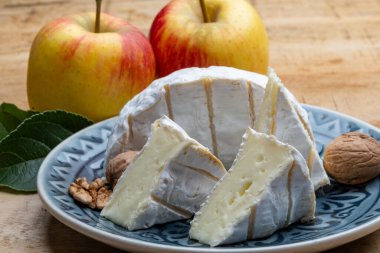 Fransız peyniri, orijinal Camembert de Normandie peyniri, beyaz küfle kaplayın.